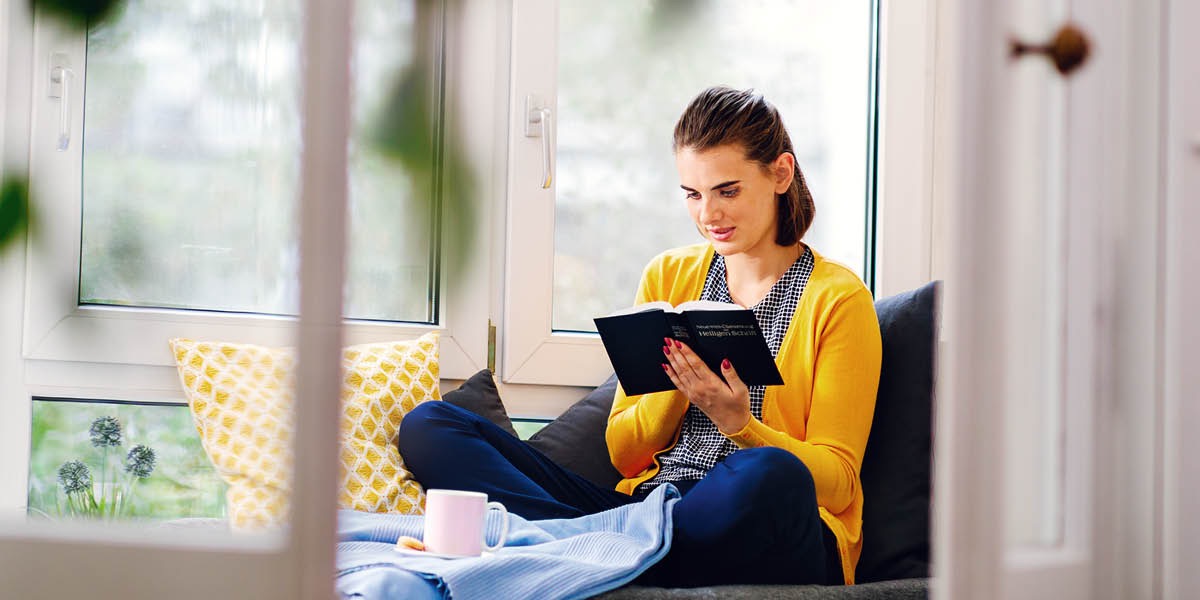 Una joven leyendo la Biblia