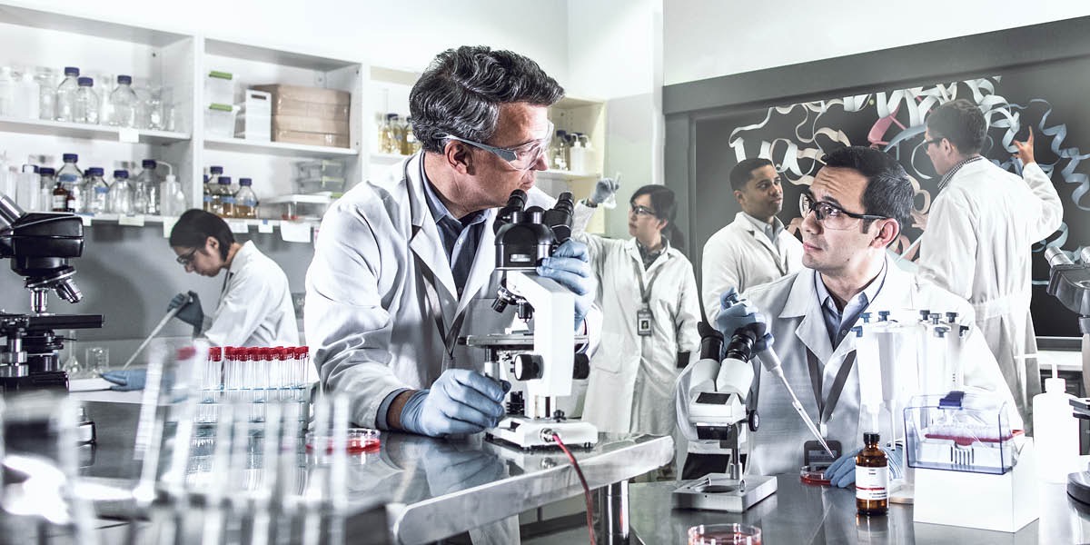Unos científicos trabajando en su laboratorio