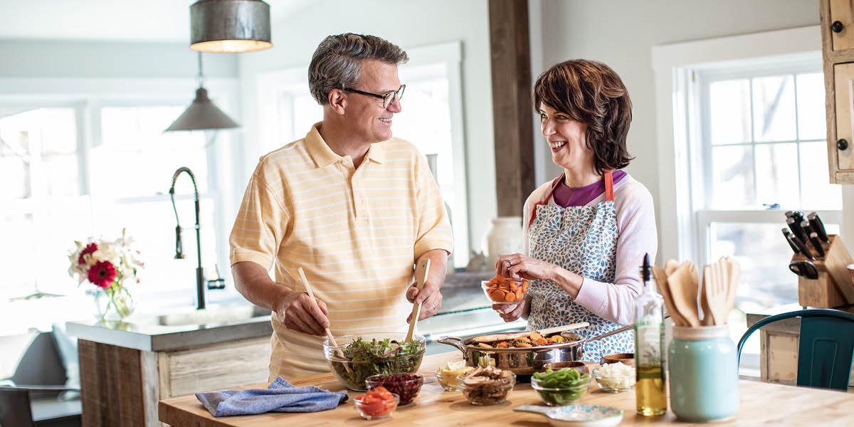 Uno de los científicos de antes cocinando con su esposa