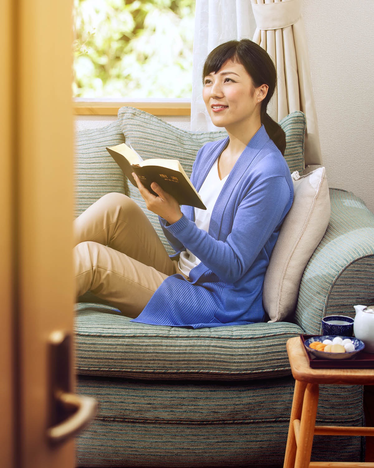 Una mujer leyendo la Biblia.