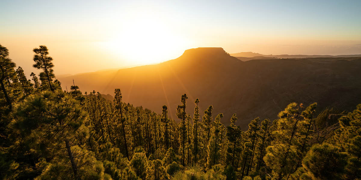 El Sol saliendo detrás de unas montañas