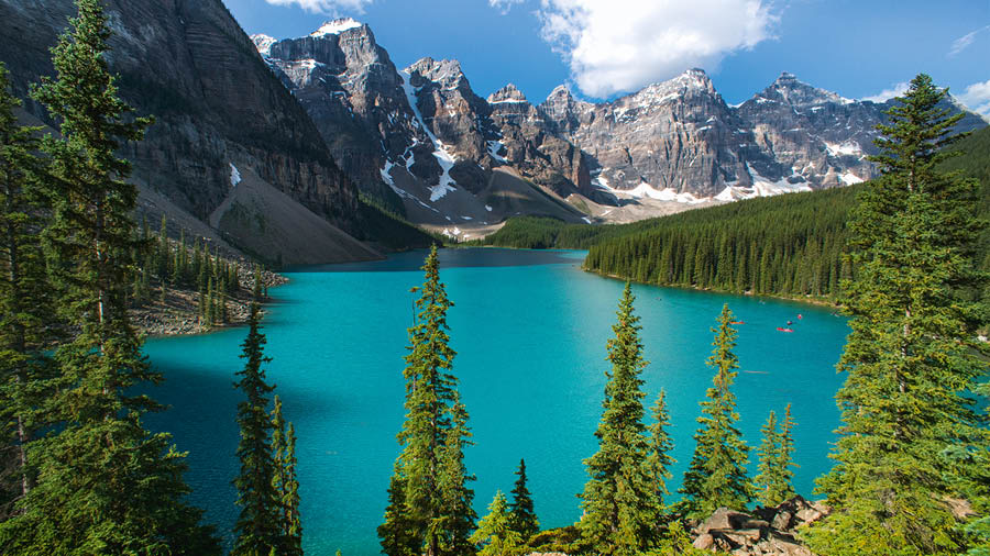 Un lago rodeado de montañas y bosques.