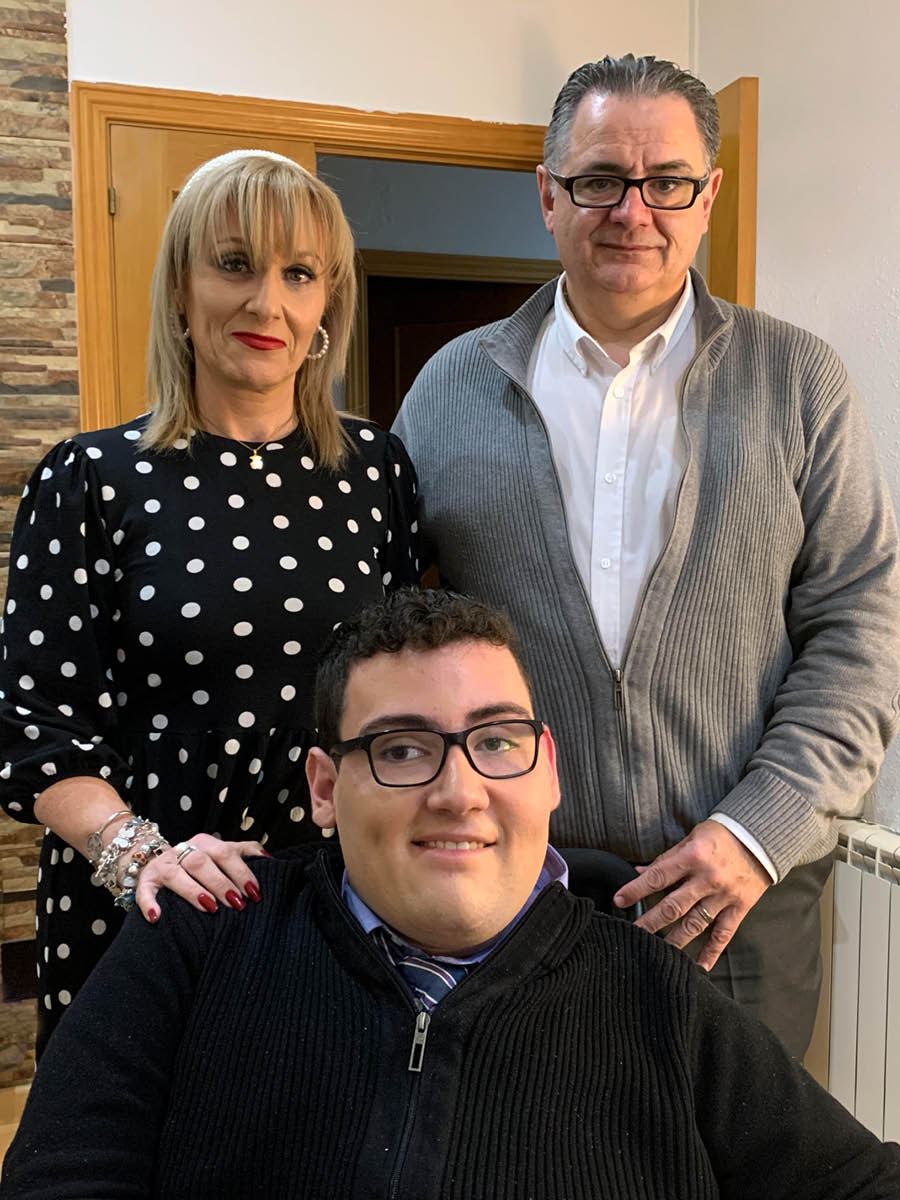 Isabel con su esposo y su hijo.