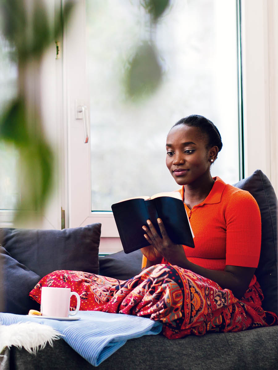 Una mujer leyendo la Biblia.