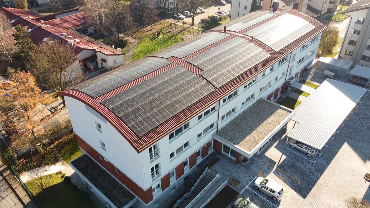 Paneles fotovoltaicos instalados en el techo de la sucursal de Eslovenia, vistos desde arriba.