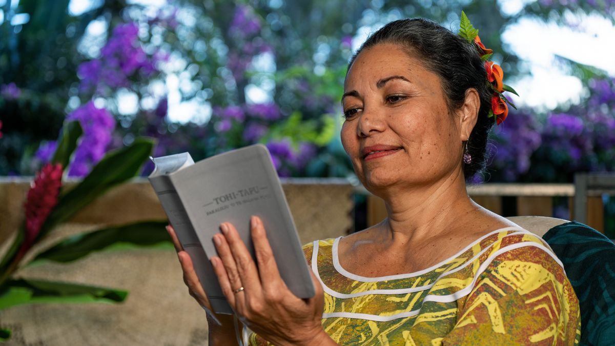Una hermana lee un ejemplar impreso de la “Traducción del Nuevo Mundo” en su idioma materno, el wallisiano.