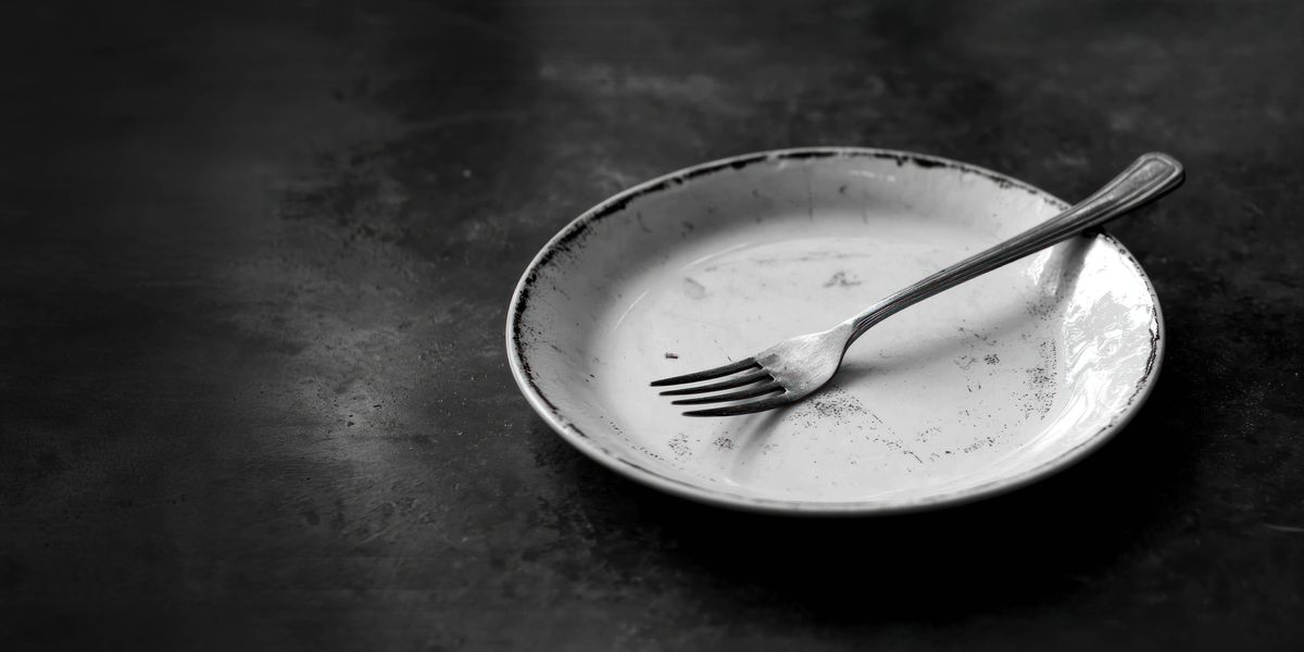 Un tenedor encima de un plato vacío.