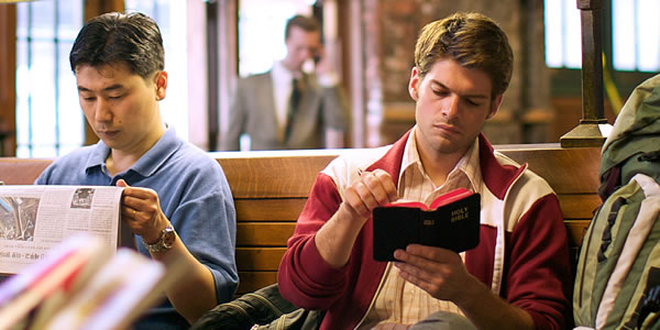 Un hombre leyendo la Biblia
