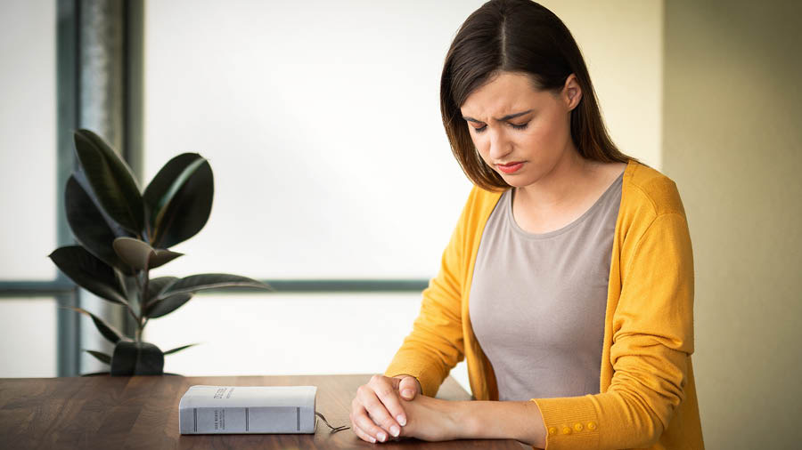 Una hermana ora antes de leer la Biblia.