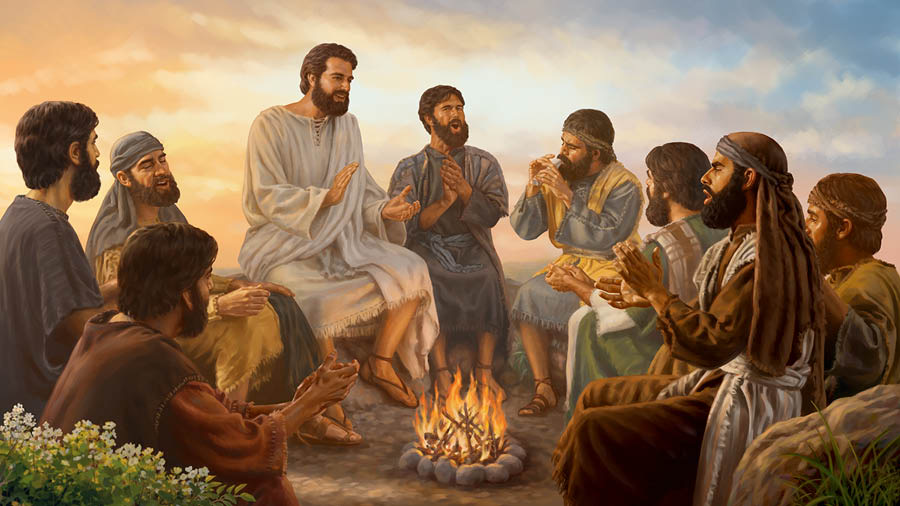 Jesús y algunos de sus discípulos sentados alrededor de una hoguera. Uno de ellos toca la flauta y los demás cantan y dan palmadas.
