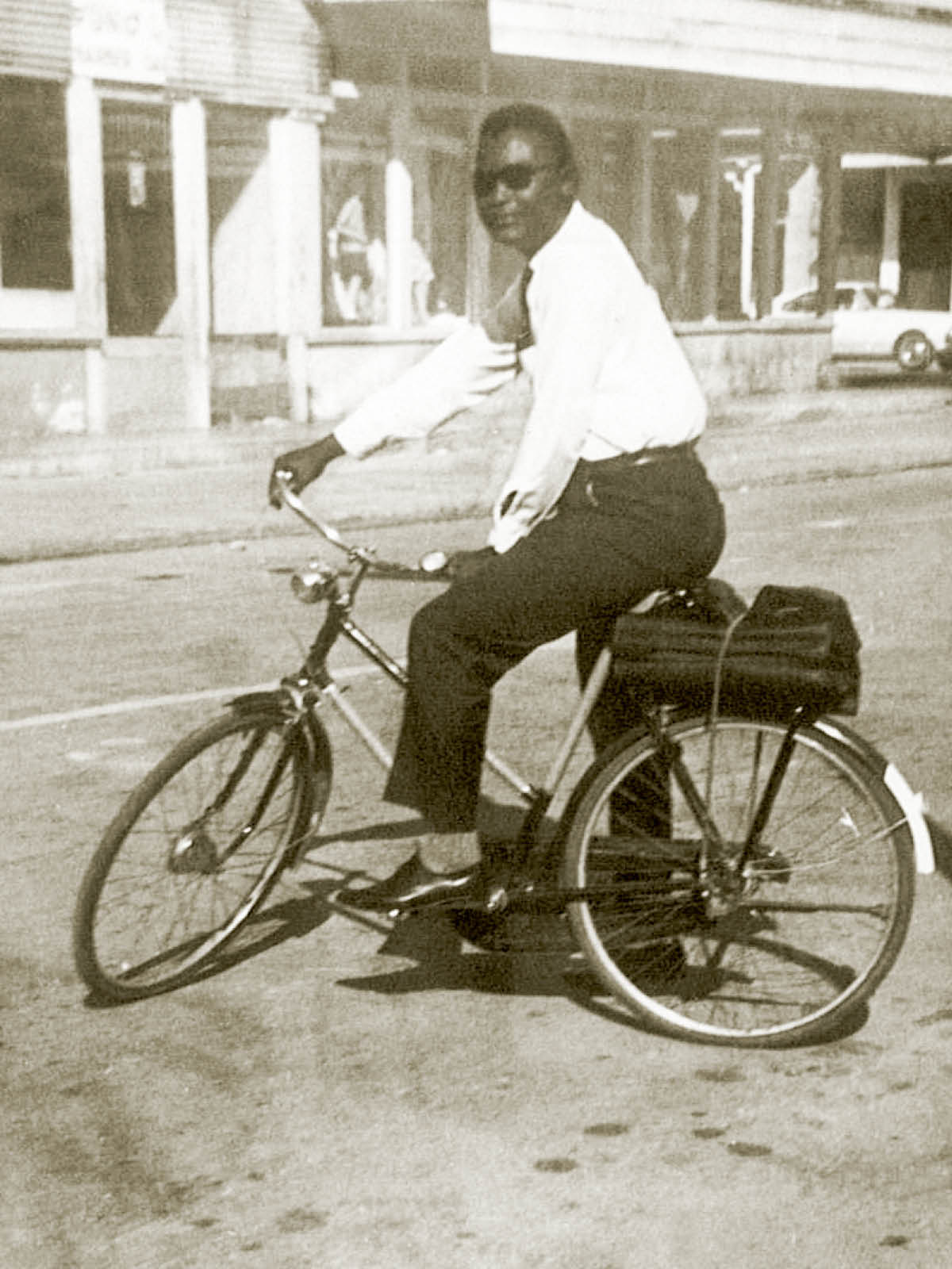 Danielta baribʉ bisikletade.