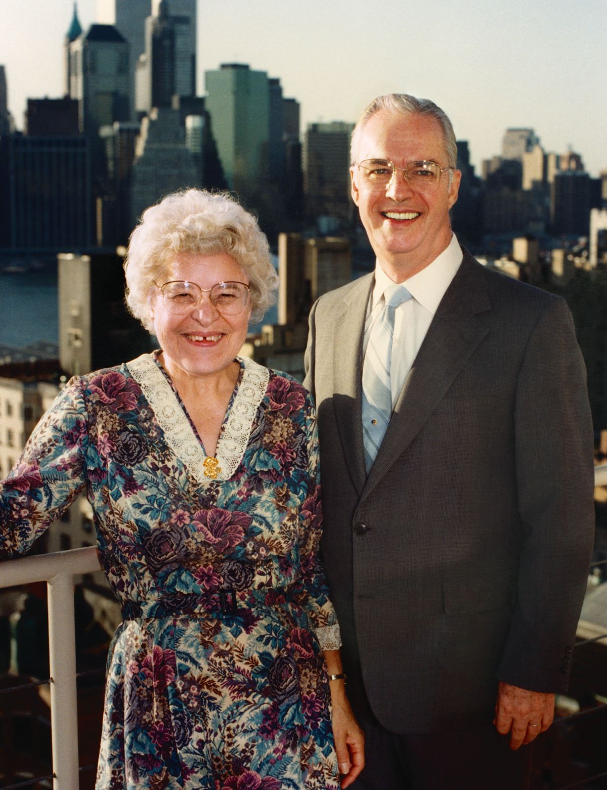 Joel akʉza Mary Adams.