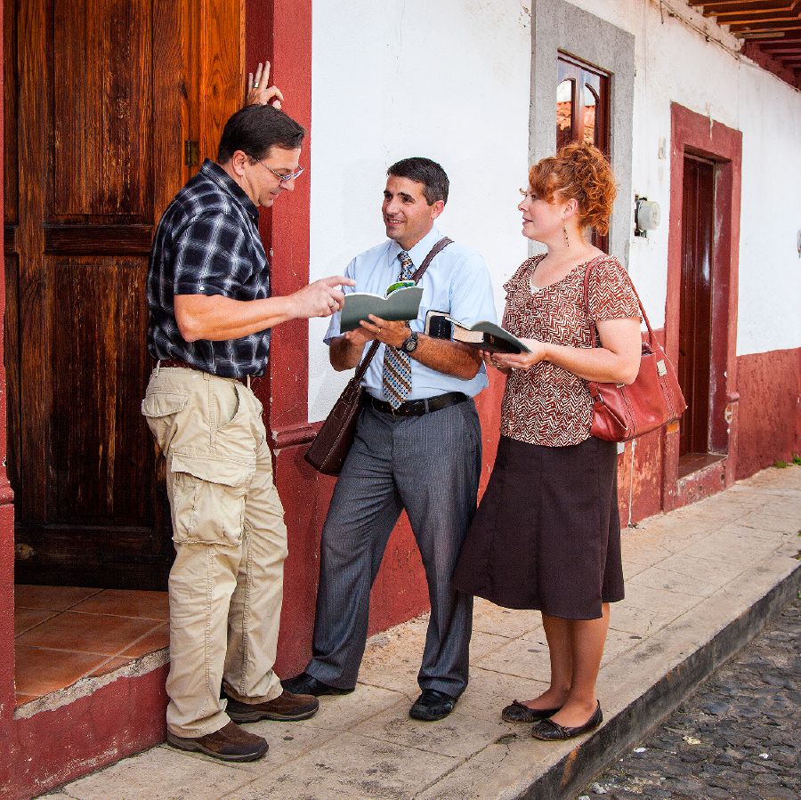 Икӗ пионер пӗр арҫынна ырӑ хыпар пӗлтереҫҫӗ