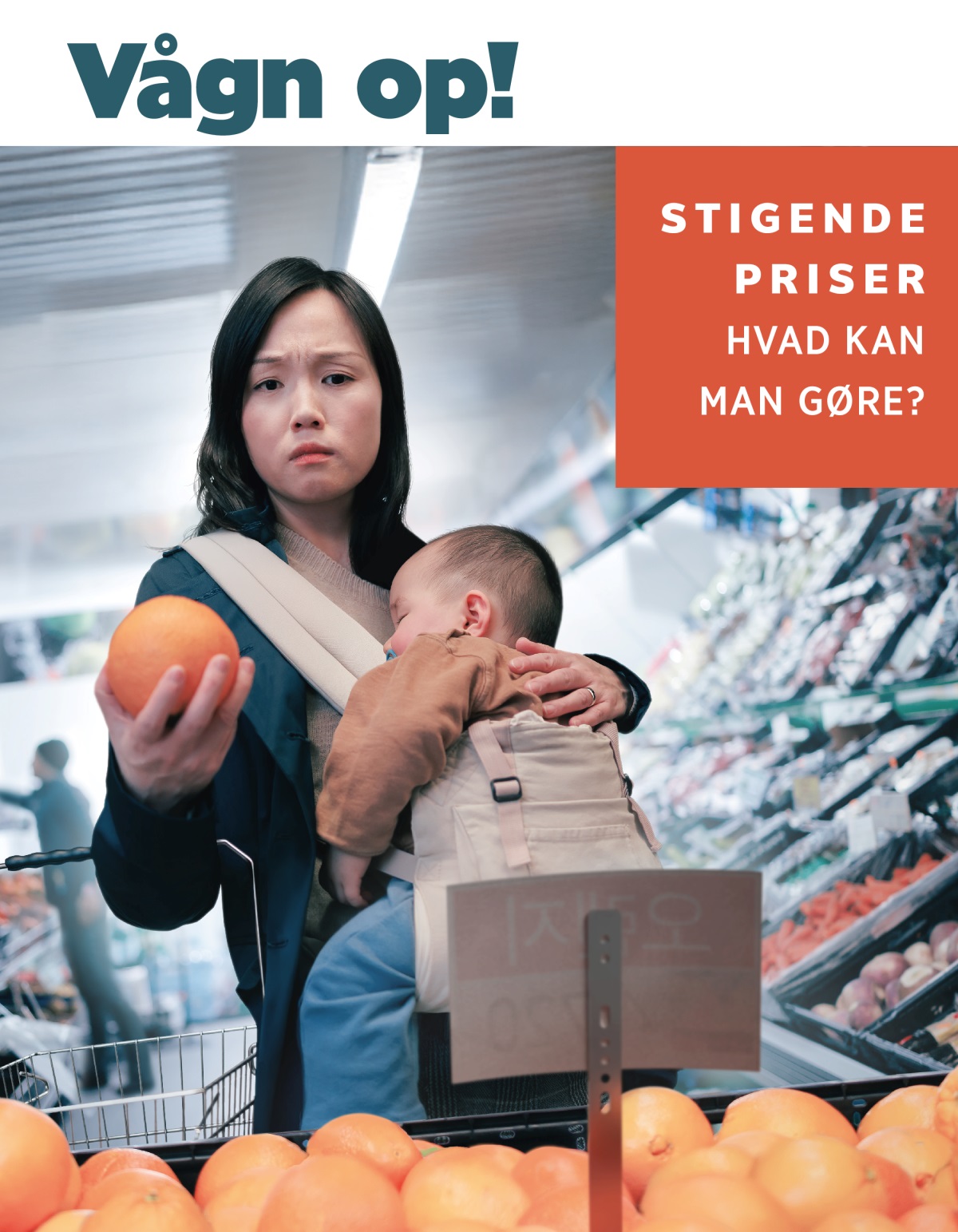 En mor kigger bekymret på prisen på appelsiner mens hun er ude og handle med sit sovende barn.