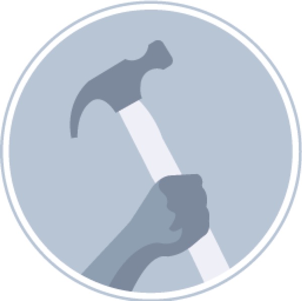 Eine Hand, die einen Hammer hält