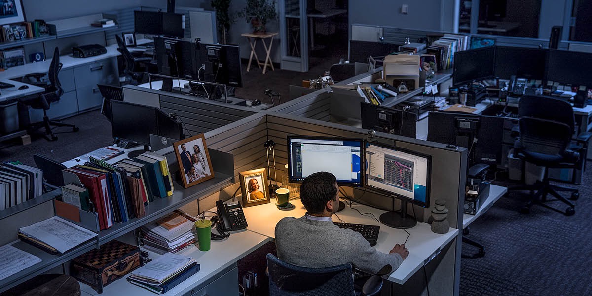 Ein Mann sitzt nachts noch im Büro