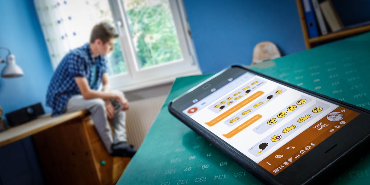 Ein Jugendlicher ist deprimiert, nachdem er über das Internet gemobbt wurde