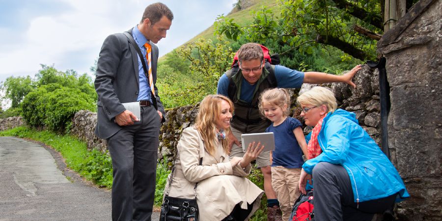 Zeugen Jehovas zeigen einer Familie mit Kindern einen Videoclip