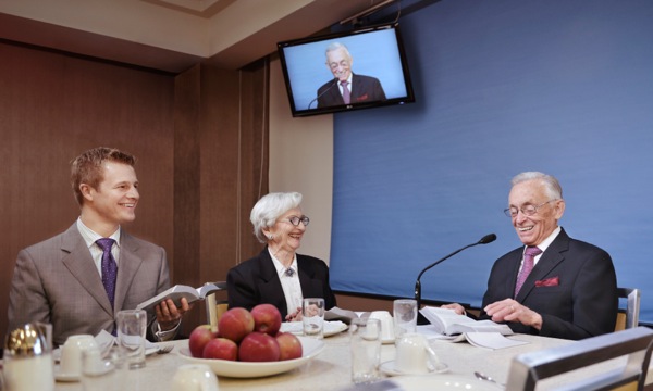 Kenneth Little leitet das biblische Morgenprogramm im kanadischen Bethel