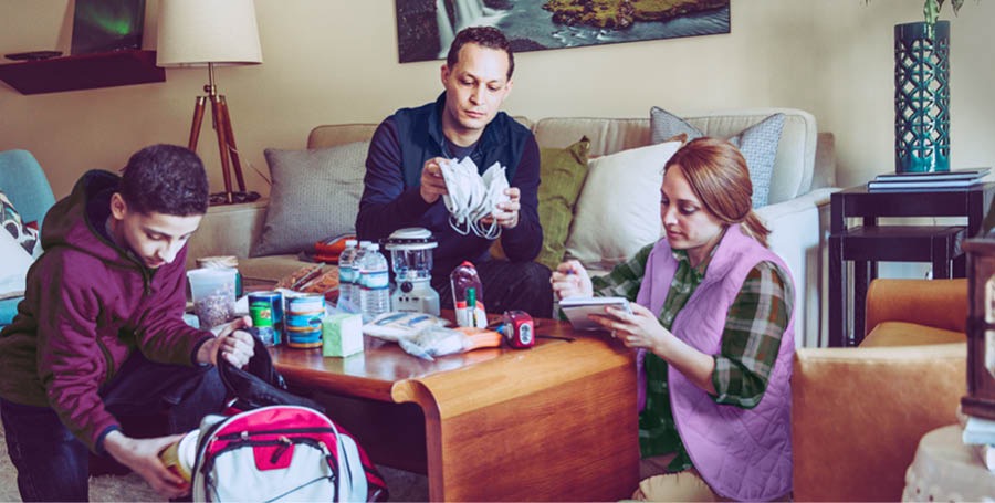 Una familia preparando suministros de emergencia