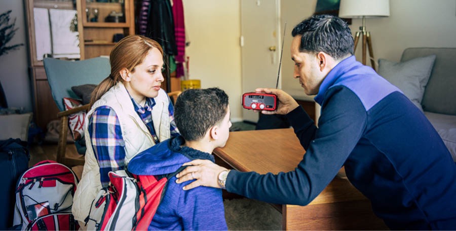 Una familia escuchando la radio