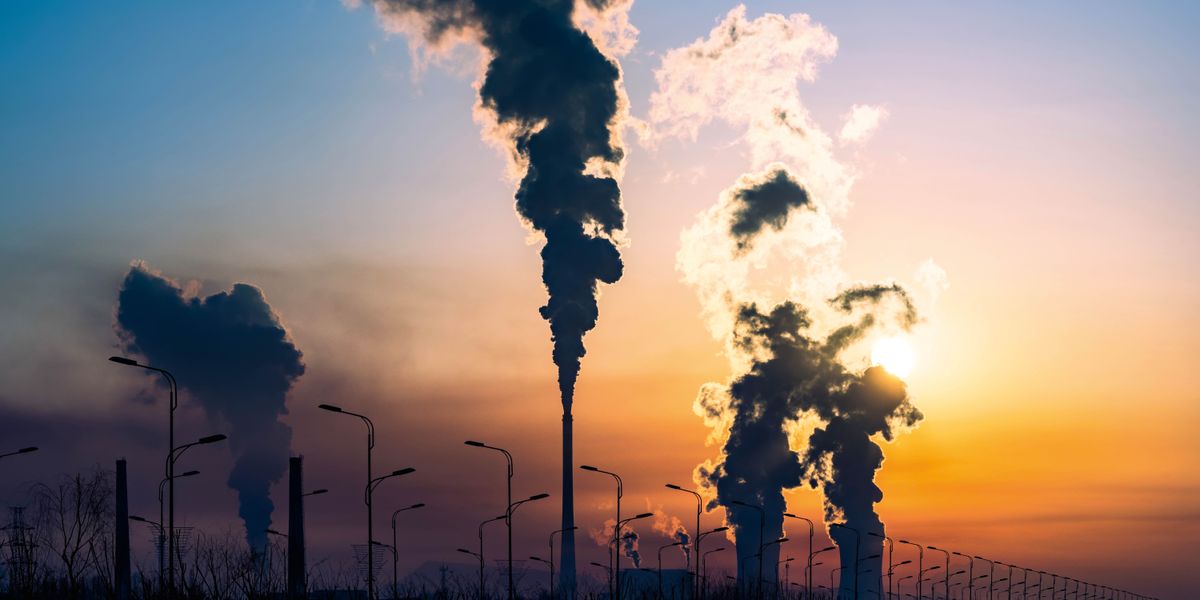 Chimeneas industriales contaminan el aire.