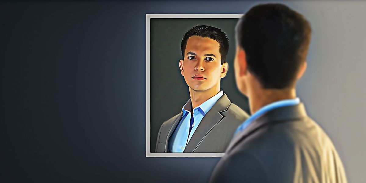 Un joven mirándose en un espejo