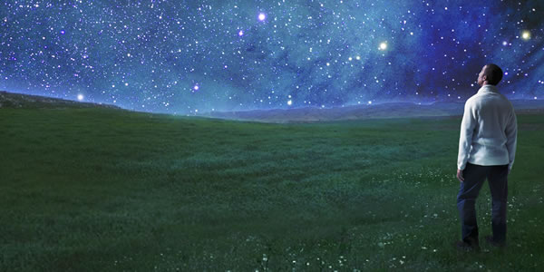 Hombre contemplando las estrellas