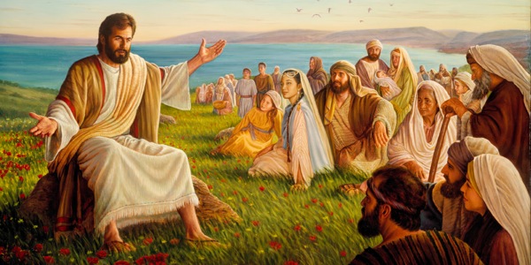 Jesús hablando ante muchos hombres, mujeres y niños