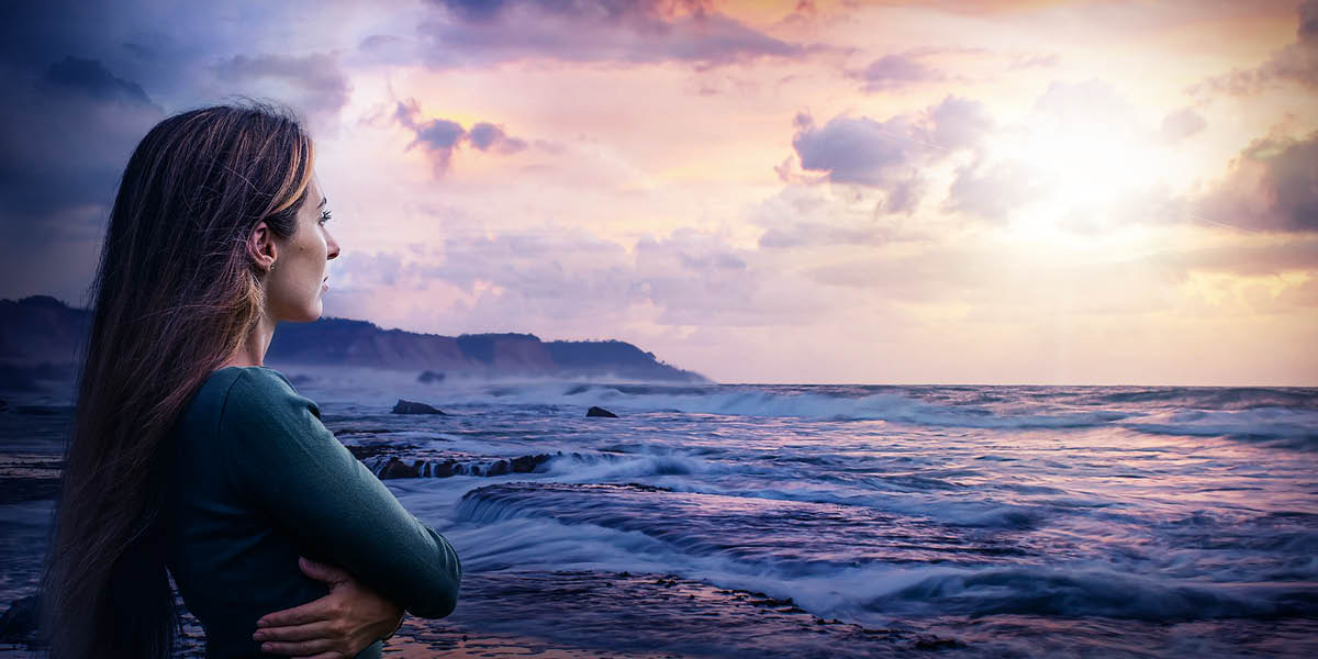 Una mujer mirando al horizonte con esperanza.