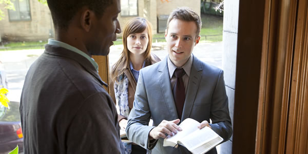 Testigos de Jehová predicando