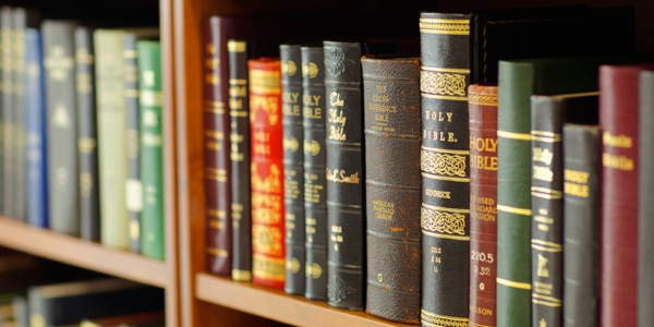 Traducciones de la Biblia en un librero
