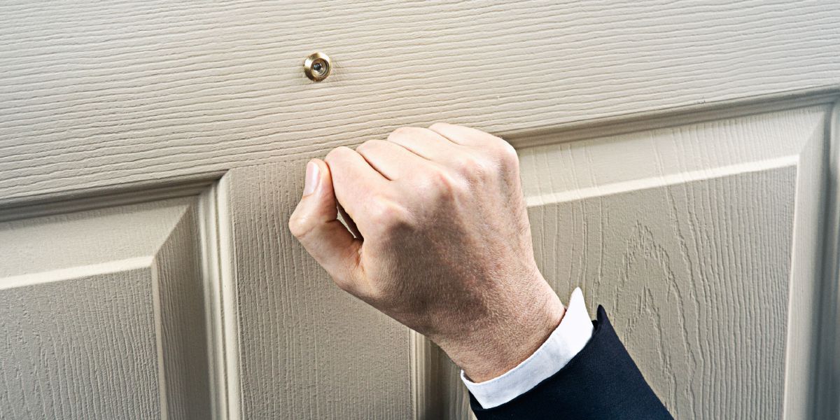 Un testigo de Jehová llama a una puerta