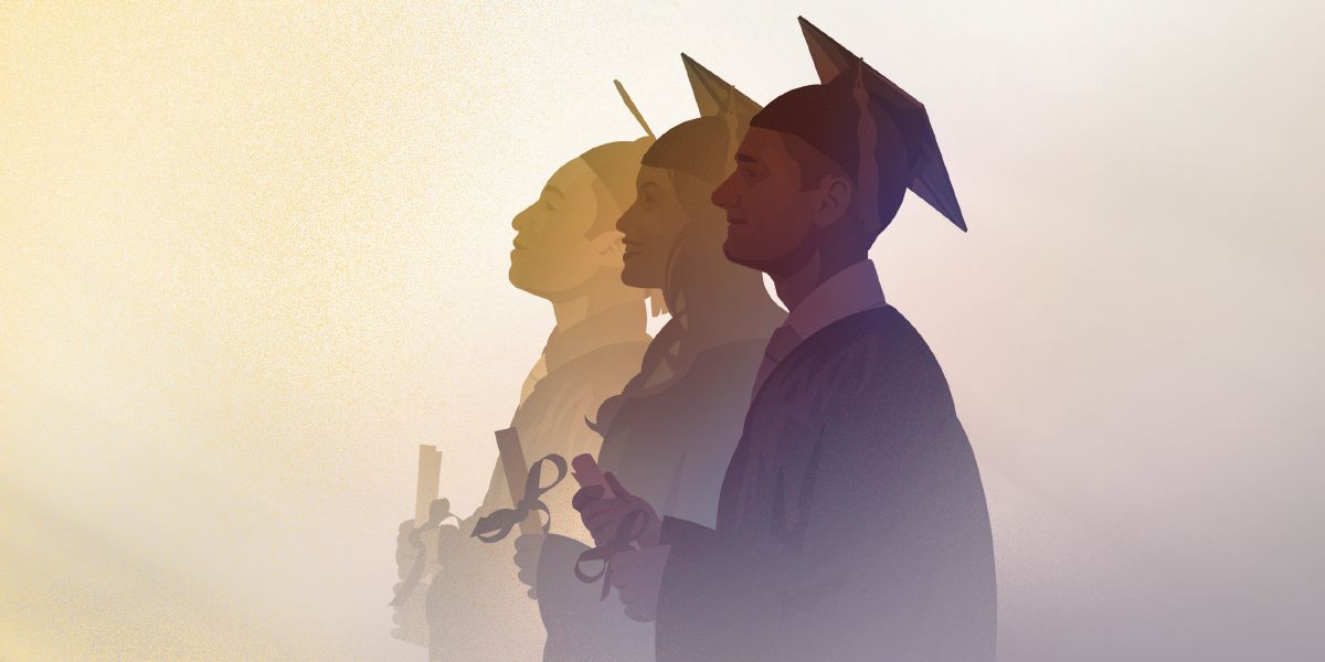 Jóvenes con birretes y togas de graduación llevan su diploma en la mano