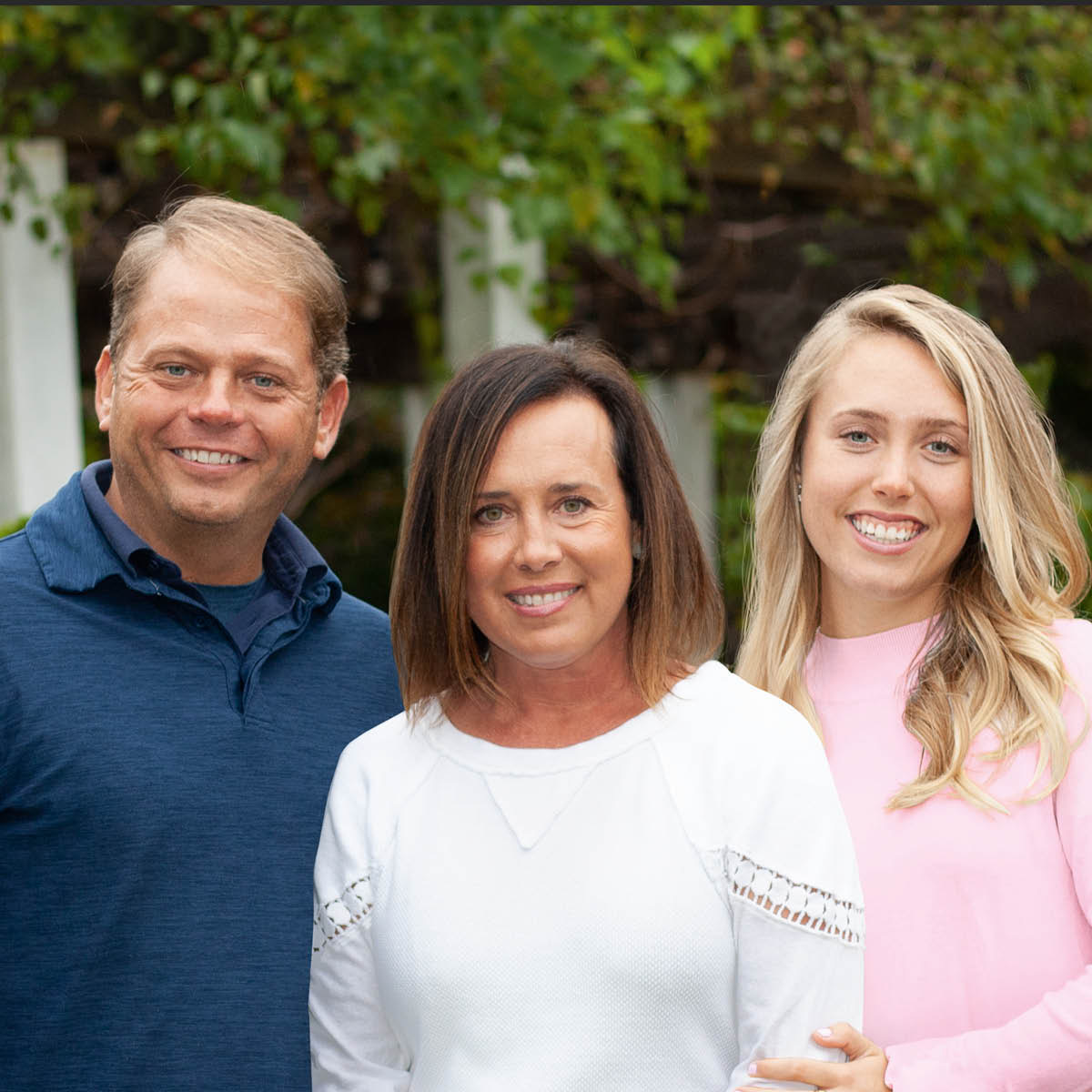 Alan, con su esposa, Brenna, y su hija, Emma.