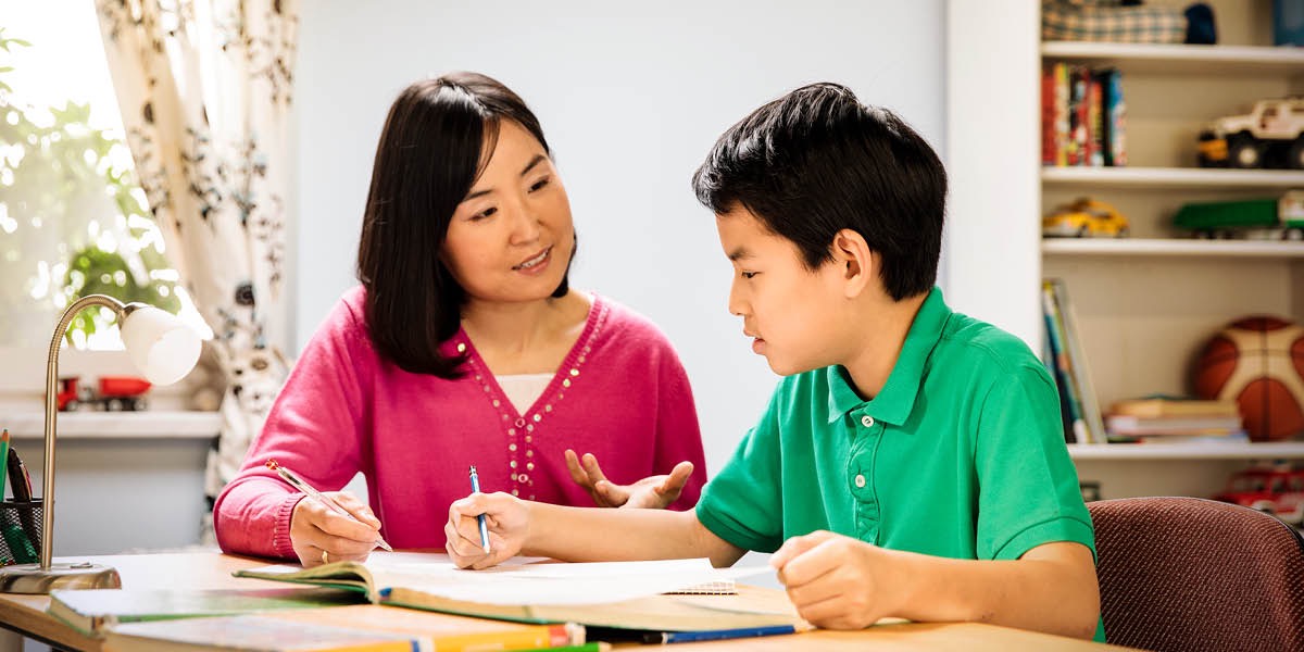 Una madre ayudando a su hijo con las tareas escolares
