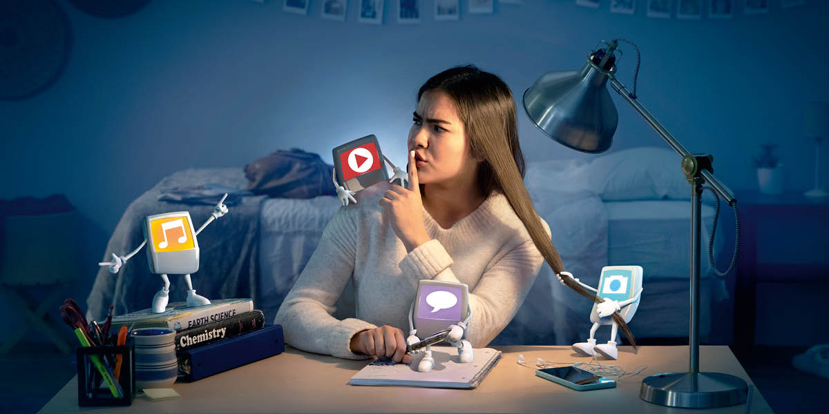 Mientras está estudiando, una chica manda callar a unos personajes imaginarios que intentan distraerla. Los personajes representan la música, los videos, los mensajes y las fotos.