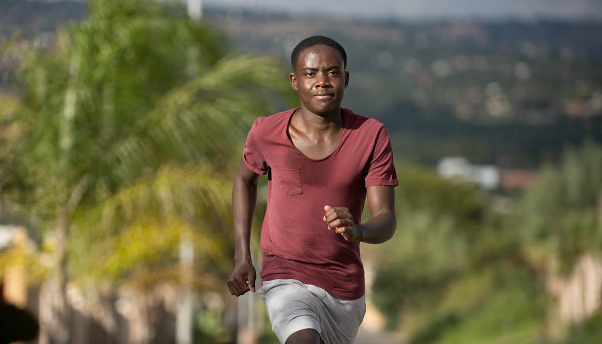 Un muchacho corriendo.