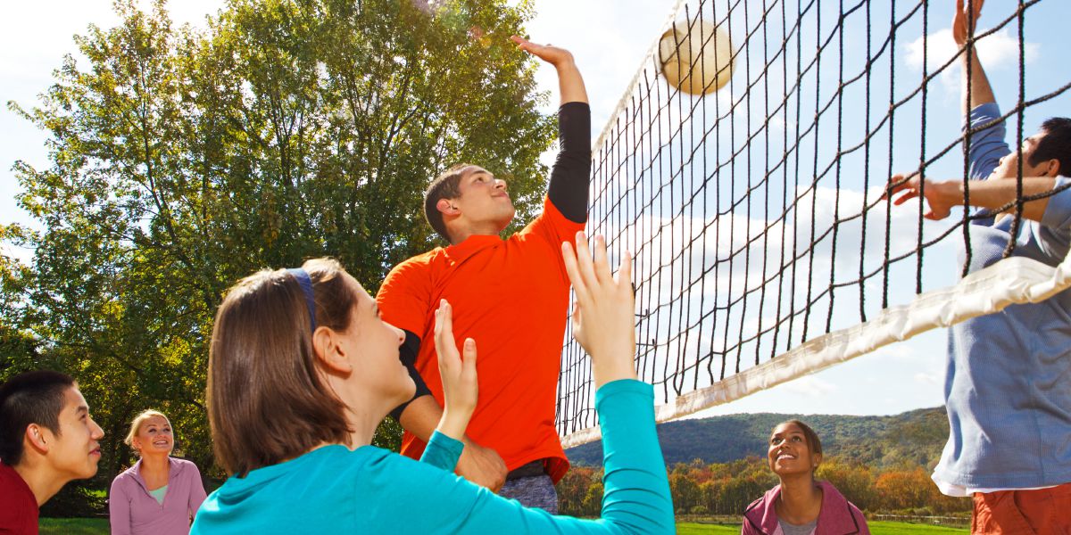 Un grupo de amigos jugando al voleibol