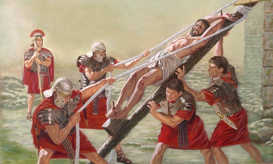 Unos soldados levantando el madero donde está colgado Jesús