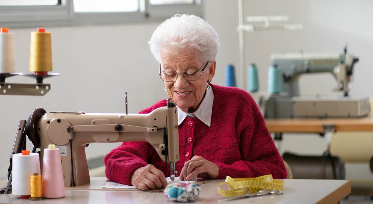 Dorina cosiendo a máquina en Betel.