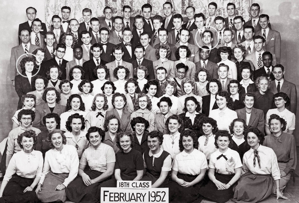Eugene y Camilla con sus compañeros de la clase 18 de la Escuela de Galaad en febrero de 1952.