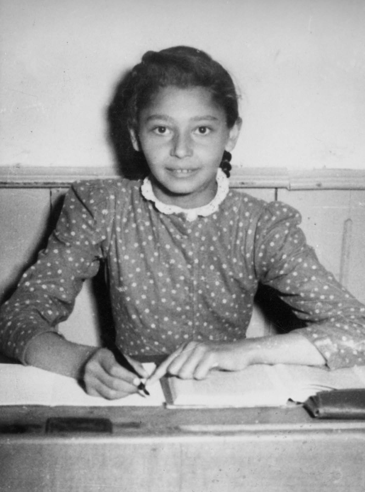 Elfriede de joven en su pupitre de la escuela.