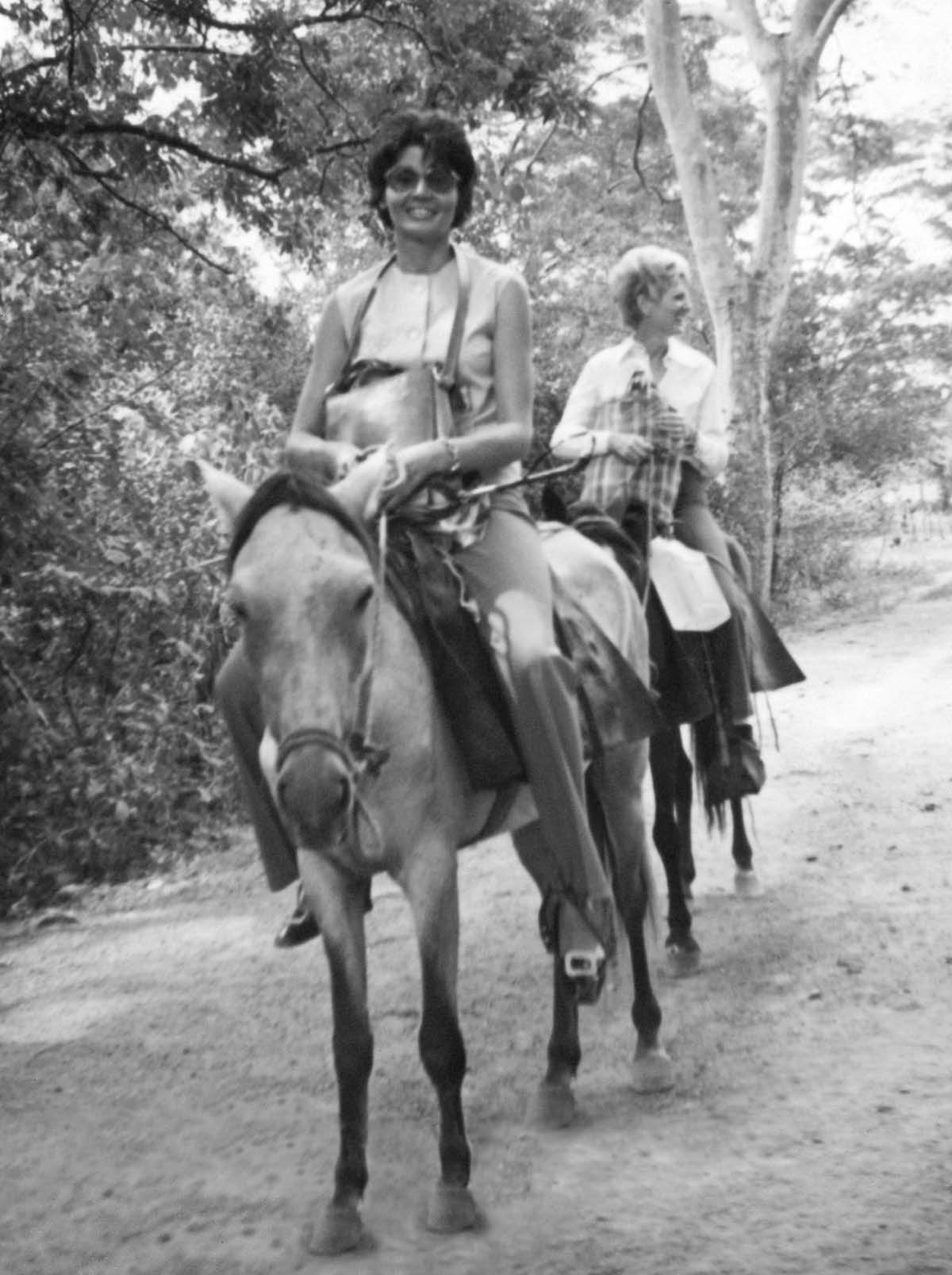 Elfriede y Marguerite montando a caballo.