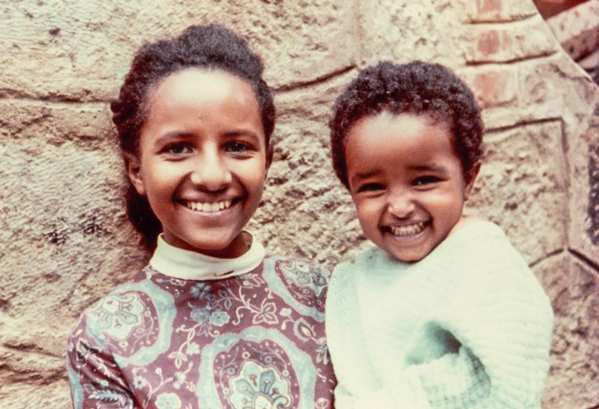 Aster cuando era una jovencita. Lleva en brazos a su hermanito Josiah.