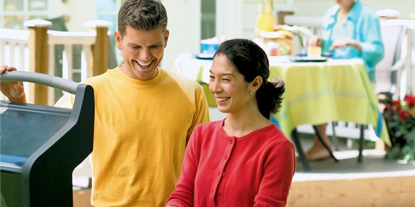Una pareja sonriente