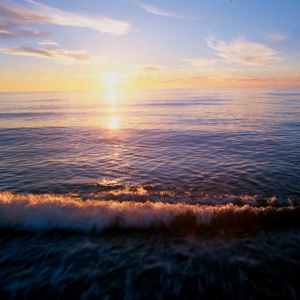 Un hermoso atardecer sobre el mar