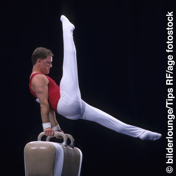 Un joven gimnasta practicando en el potro