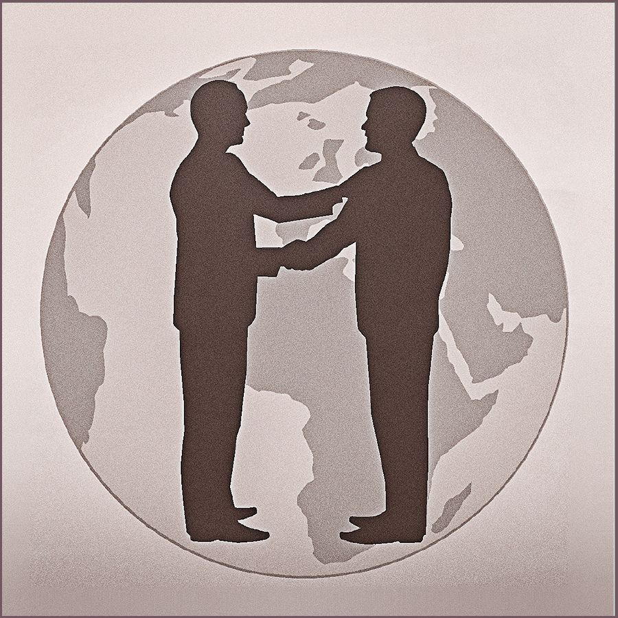 Dos hombres se dan la mano