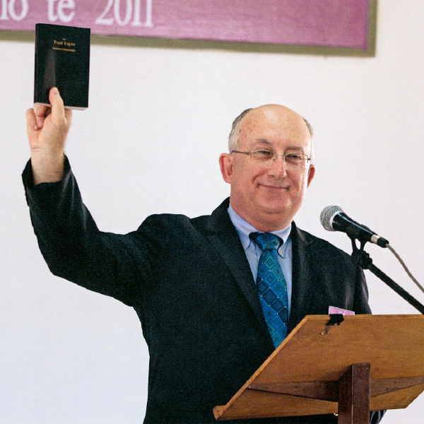 Geoffrey Jackson presenta la Traducción del Nuevo Mundo de las Escrituras Griegas Cristianas en tuvaluano
